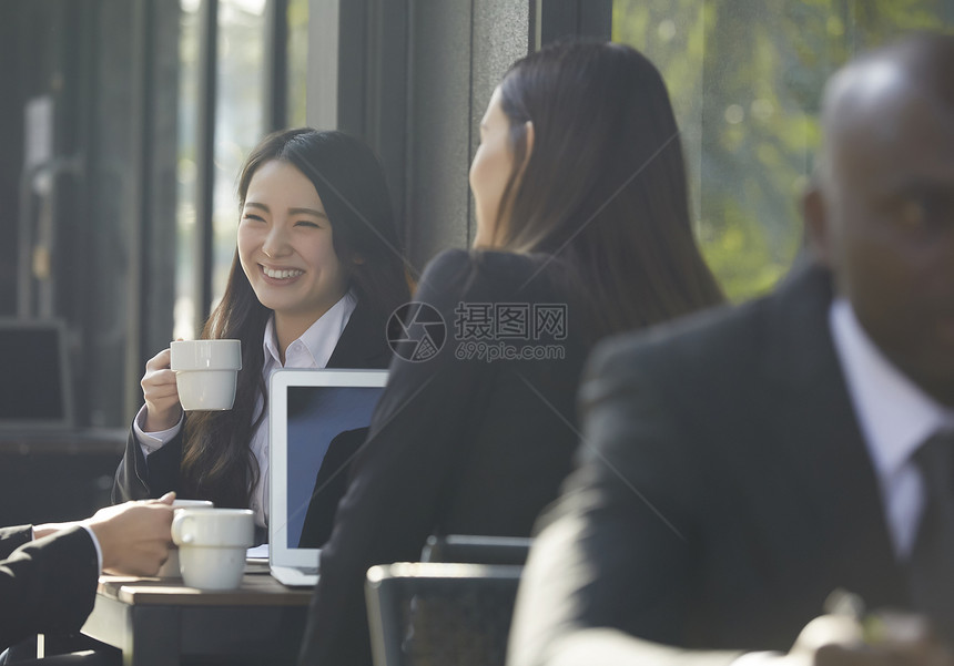 友好的谈话外国人笑脸全球商务会议图片