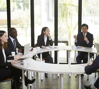圆桌对话女公司职员对话全球商务会议背景
