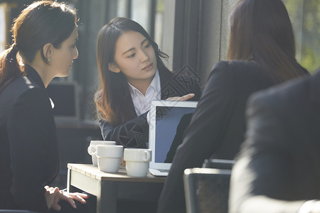 同伴柱廊多人全球商务会议图片