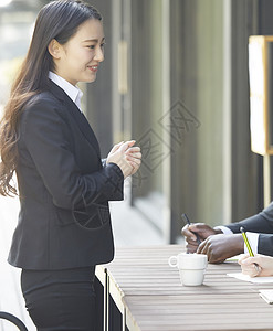 微笑女性的全球商业面试图片