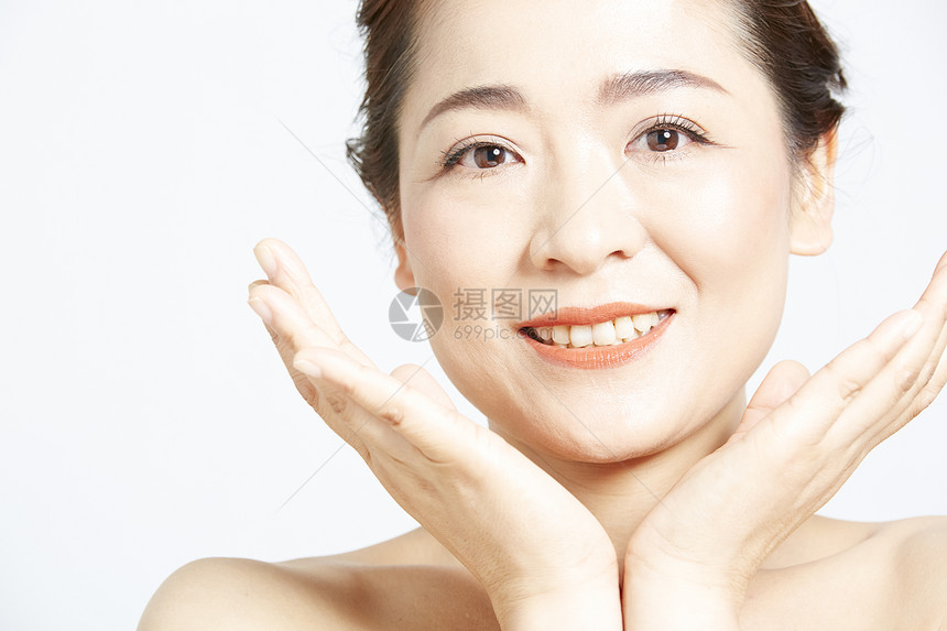 护肤美容的中年女人图片