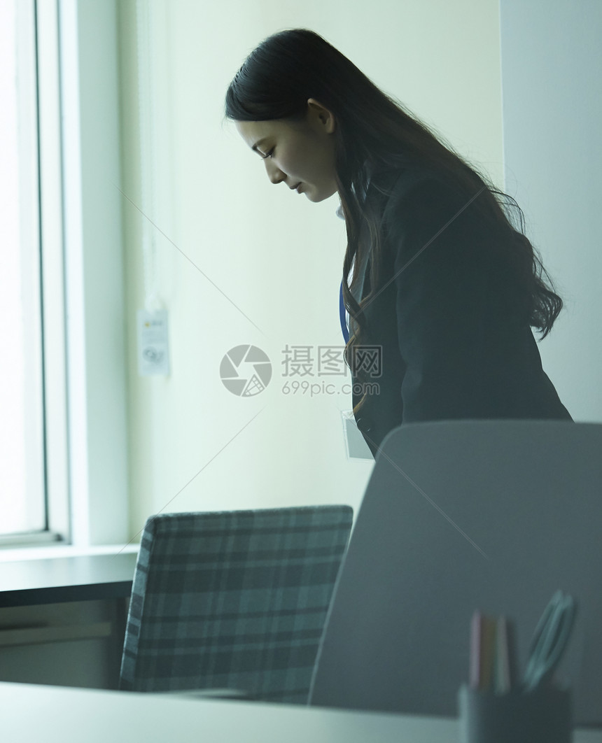 集会场窗边的商业女人图片