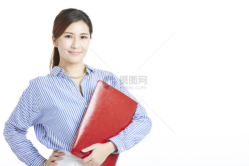 拿着文件微笑的商务职场女性图片
