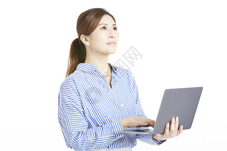 手拿笔记本电脑使用的年轻女子图片