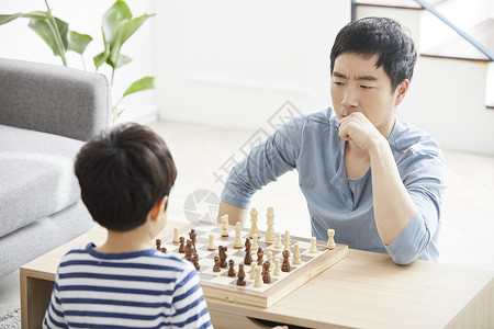 看着国际象棋苦恼的父亲图片