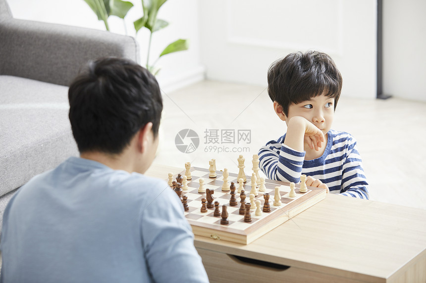 转头不愿看棋盘的小男孩图片