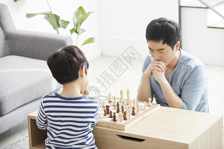 看着棋盘苦恼的父亲图片