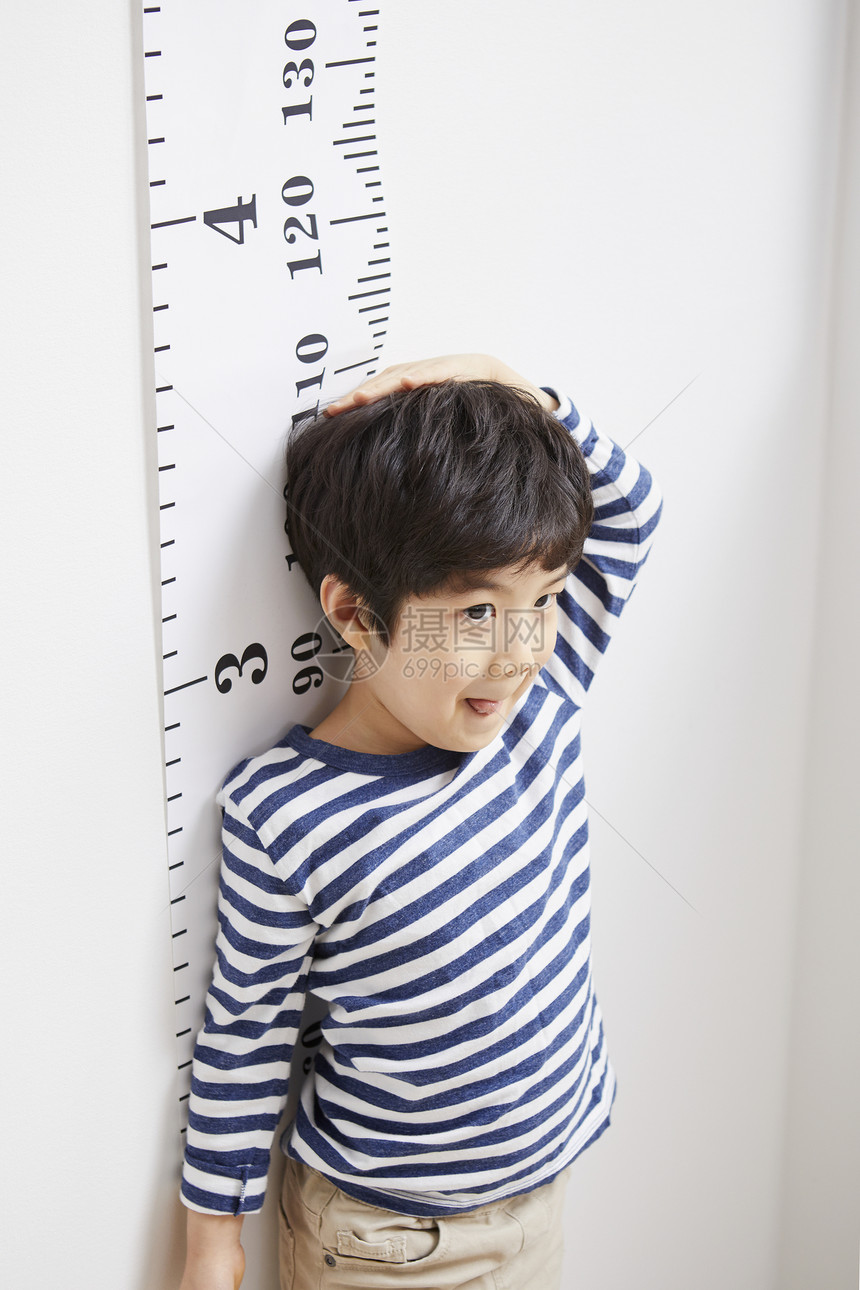小男孩独自测量身高图片