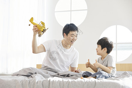陪着儿子玩飞机模型的父亲图片