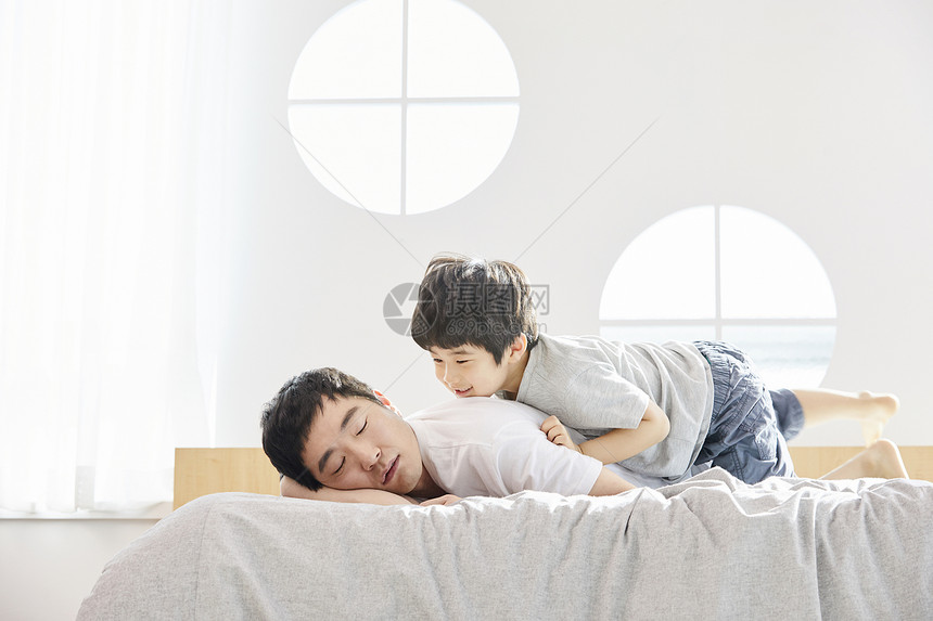 儿子趴在熟睡的父亲身上图片