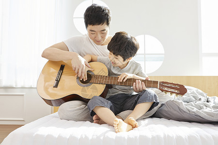 爸爸和儿子一起弹奏音乐图片