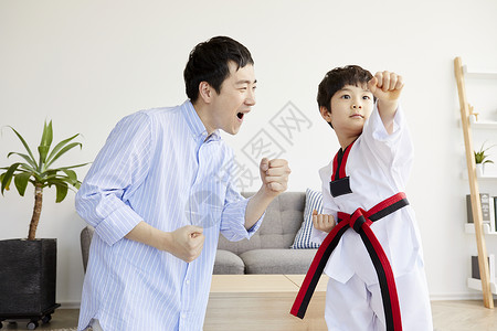 男孩在家和父亲练跆拳道图片