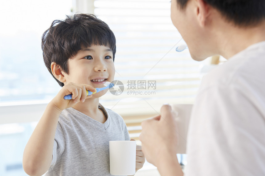 爸爸和儿子一起刷牙图片