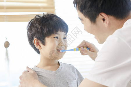 爸爸帮小男孩刷牙图片