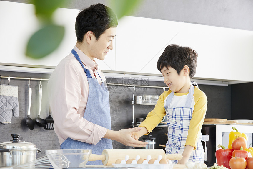 男孩帮助爸爸下厨做饭图片