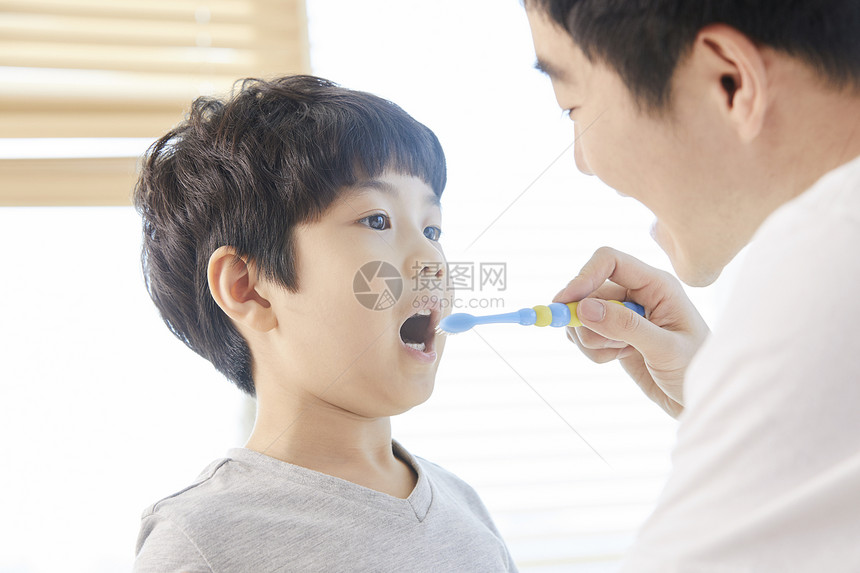 爸爸帮儿子刷牙图片
