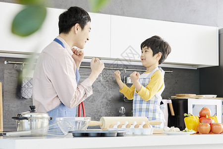 男孩帮助爸爸下厨做饭图片