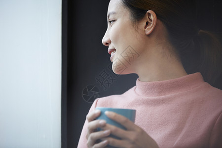 拿着水杯微笑的女性图片