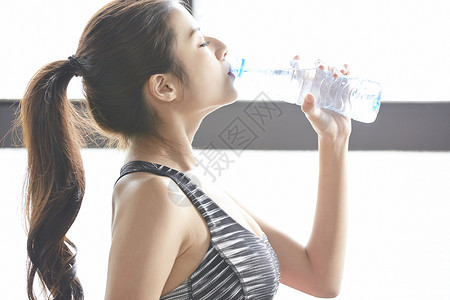 喝水休息的青年女性图片