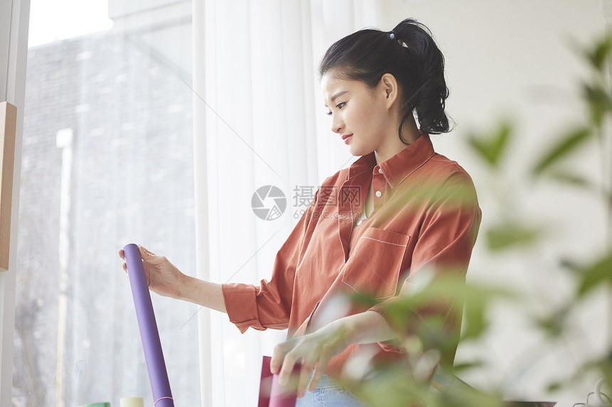 女性开心居家生活图片