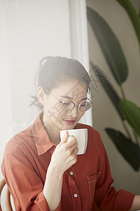 女性开心居家生活图片