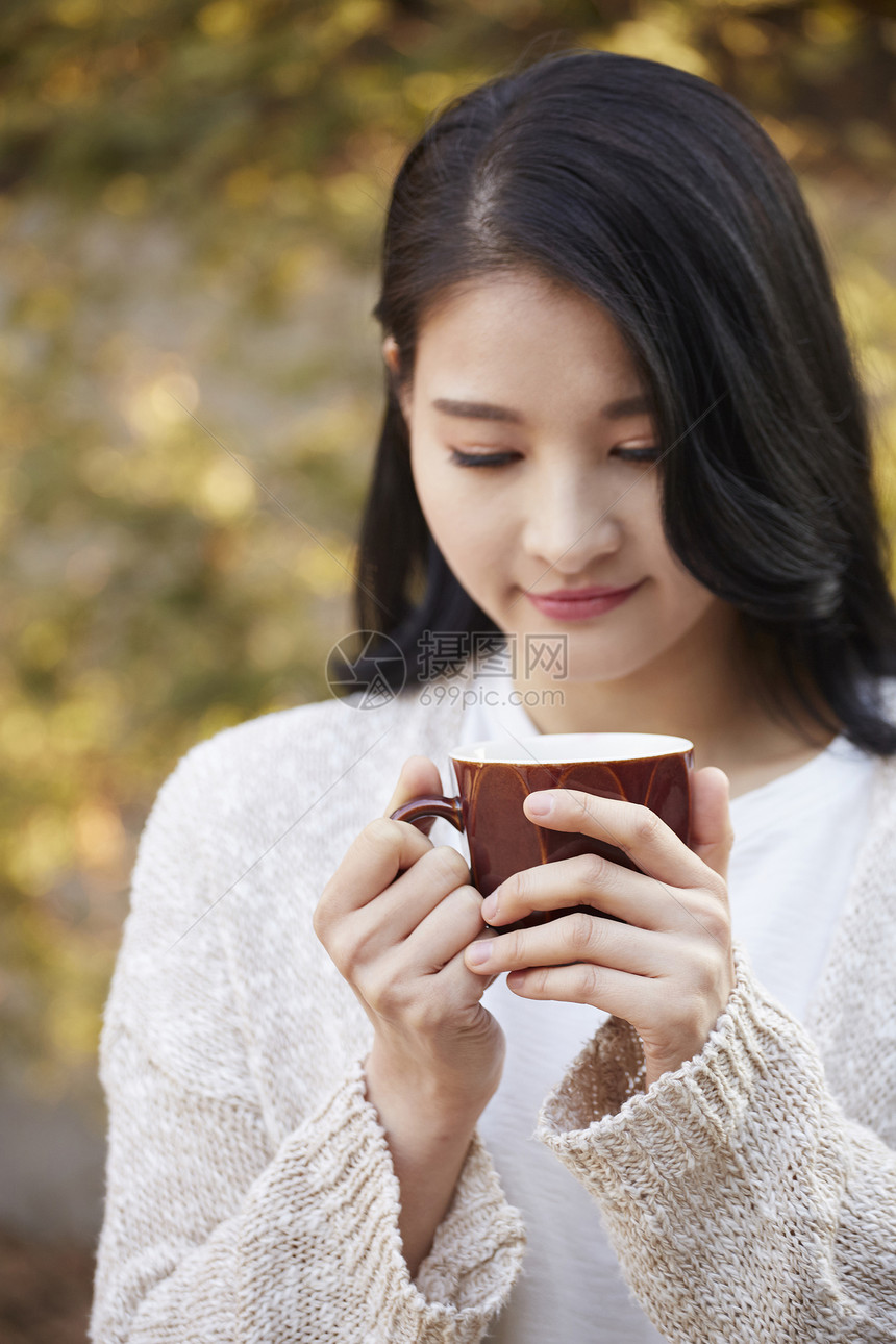 年轻的女性形象图片