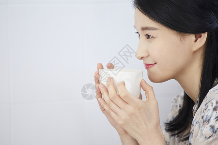 微笑喝咖啡生活的年轻女人图片