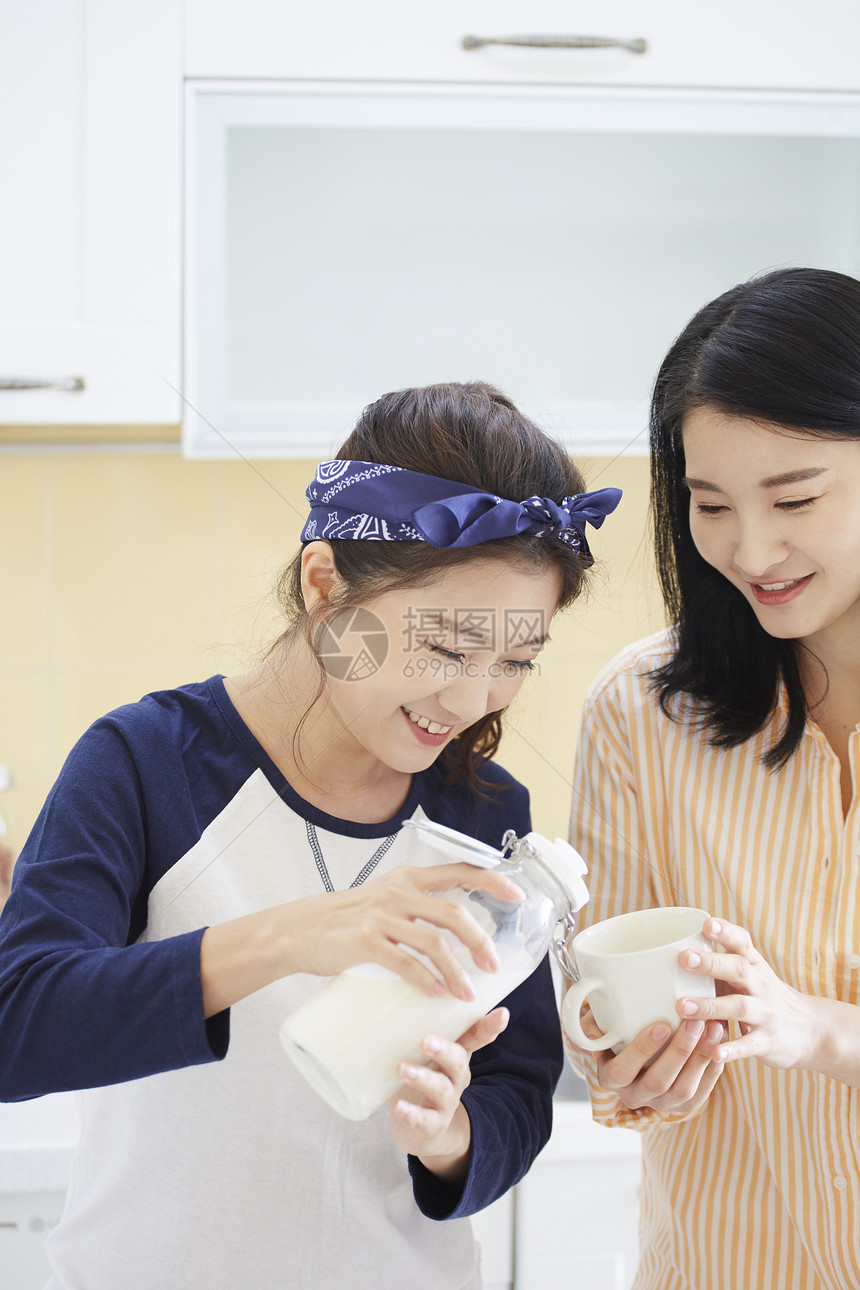 快乐的室友合租屋年轻女子图片