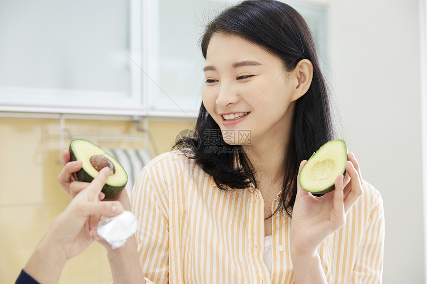 年轻女子和室友一起分享美食图片