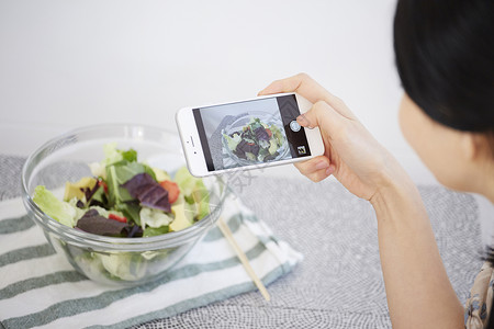 食物素材网站大学生用手机拍照沙拉背景