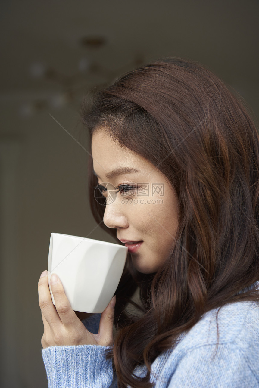 喝咖啡生活的年轻女人图片