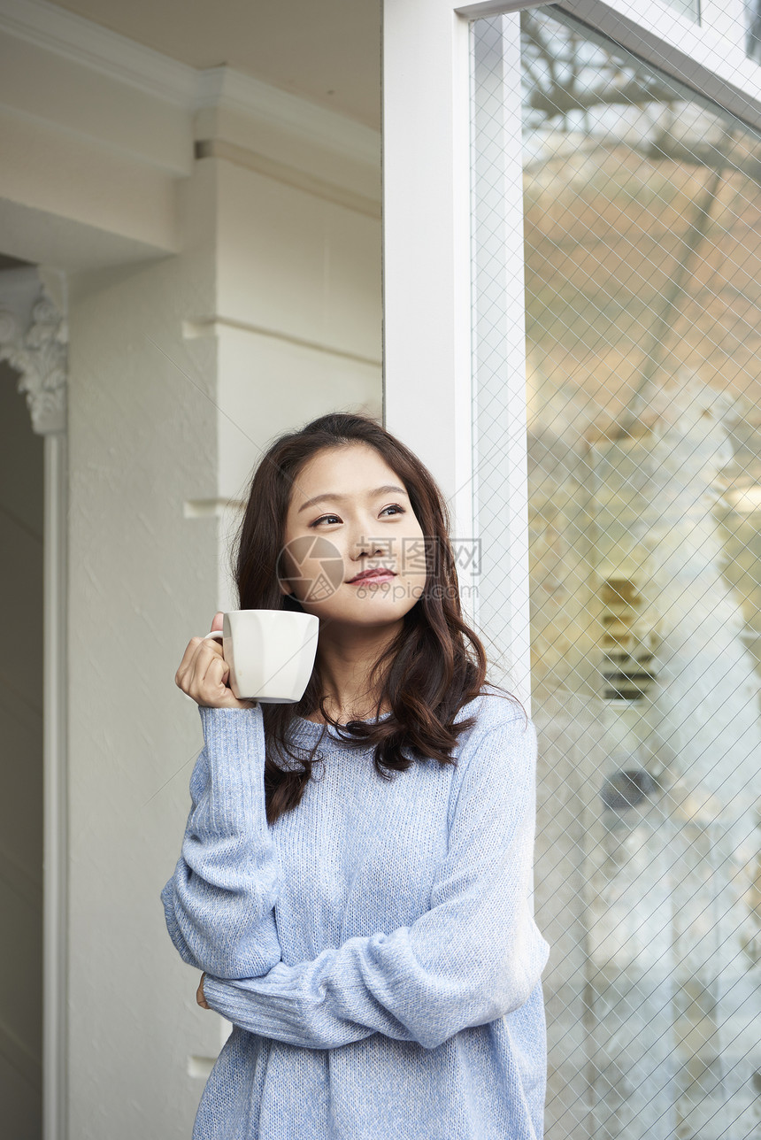 阳台窗生活年轻女人喝咖啡图片