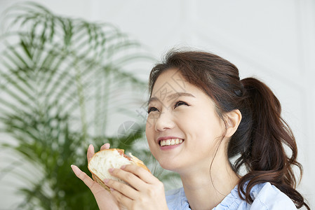 吃面包生活的年轻女人图片