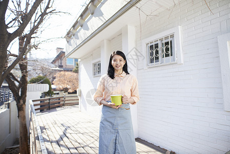 户外生活年轻女人图片