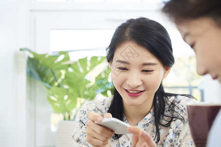 玩手机生活的年轻女人图片