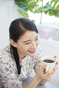 合租屋的年轻女子喝咖啡聊天图片