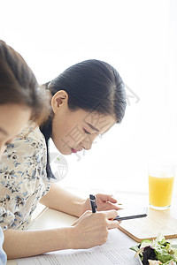 室友合租屋年轻女子在记录图片