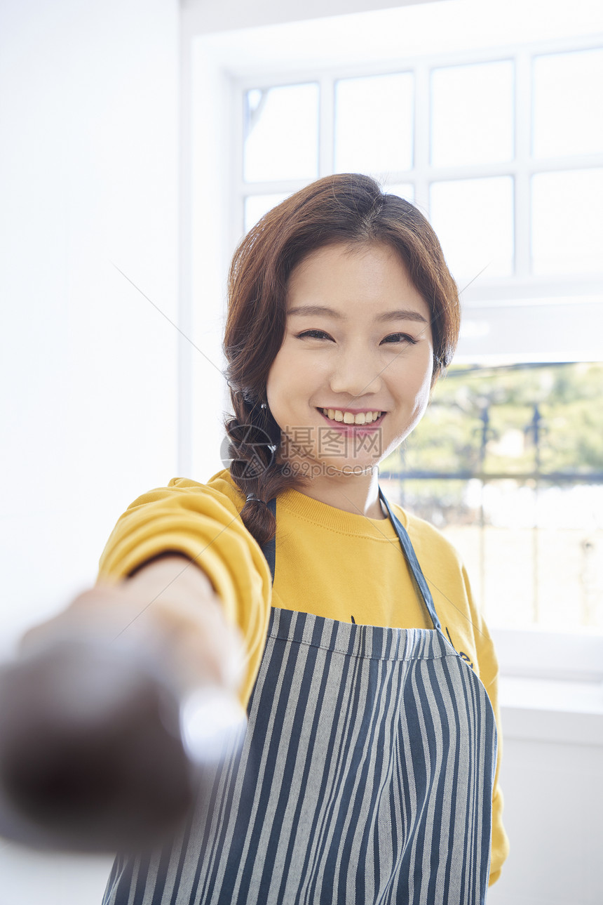 有趣的室友年轻女子做美食图片