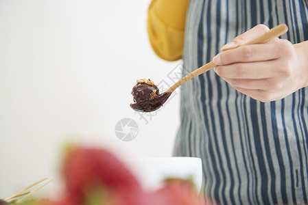 有趣的室友年轻女子做美食图片