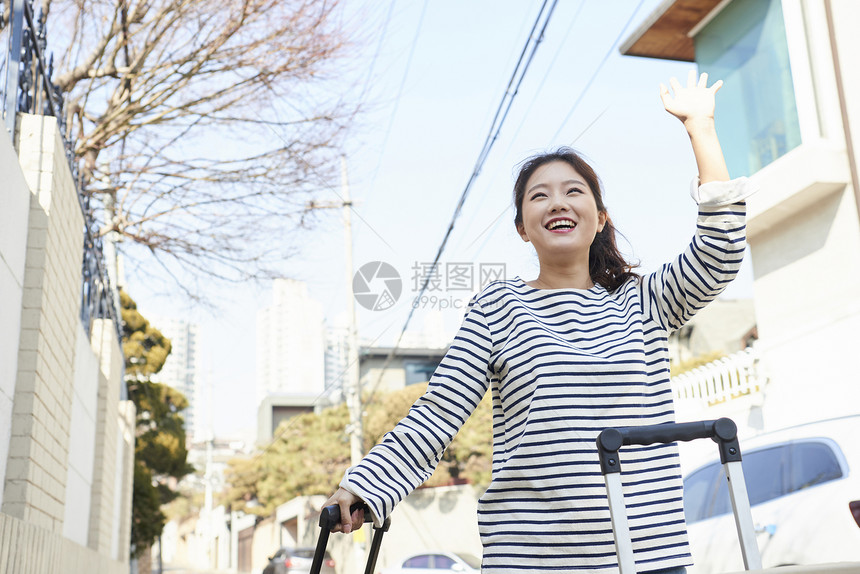 提着行李箱找房的女人图片