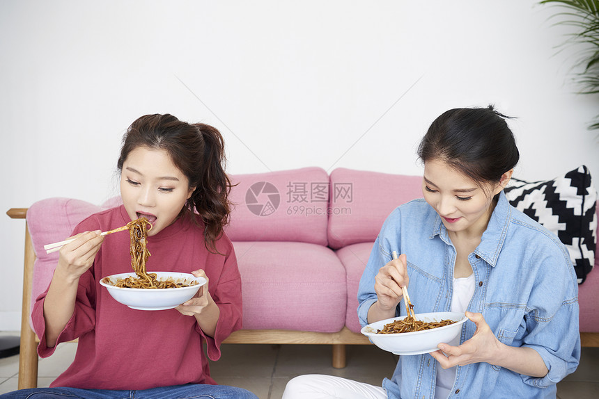 快乐生活的年轻女人吃美食图片