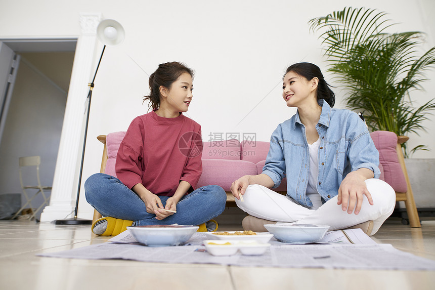 室友合租屋年轻女子吃午餐图片