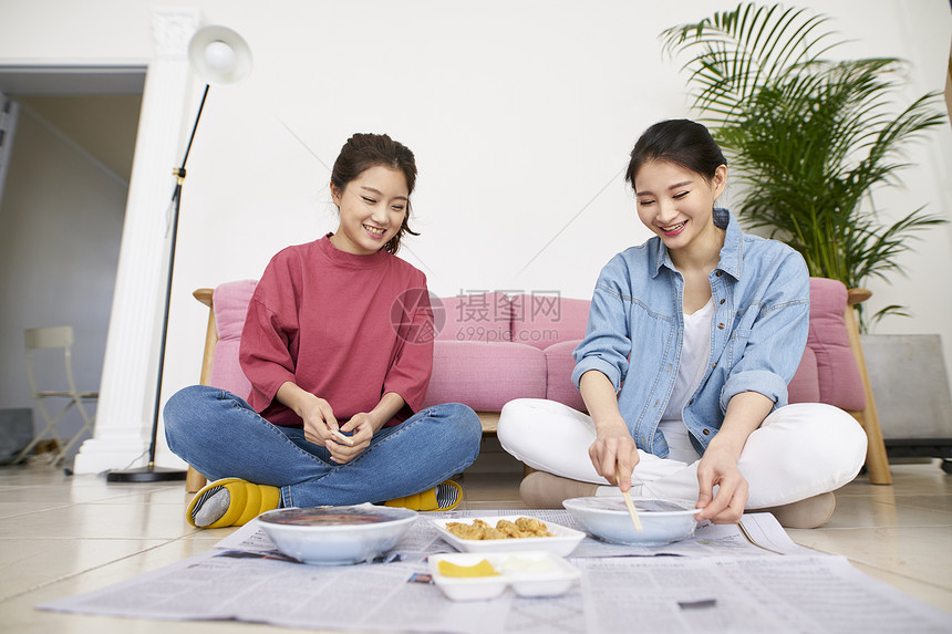 室友合租屋年轻女子吃午餐图片