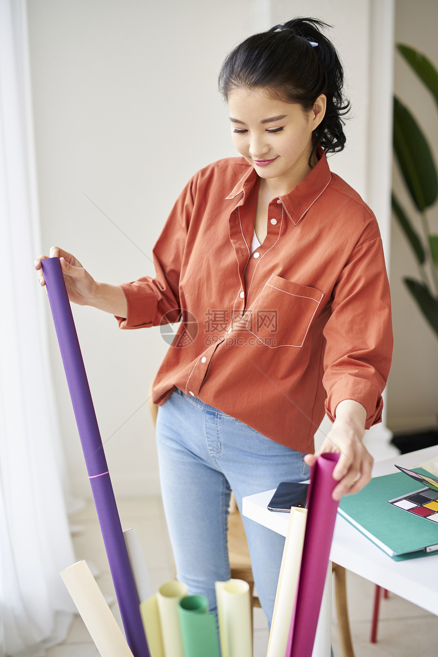 居家办公的年轻女子图片