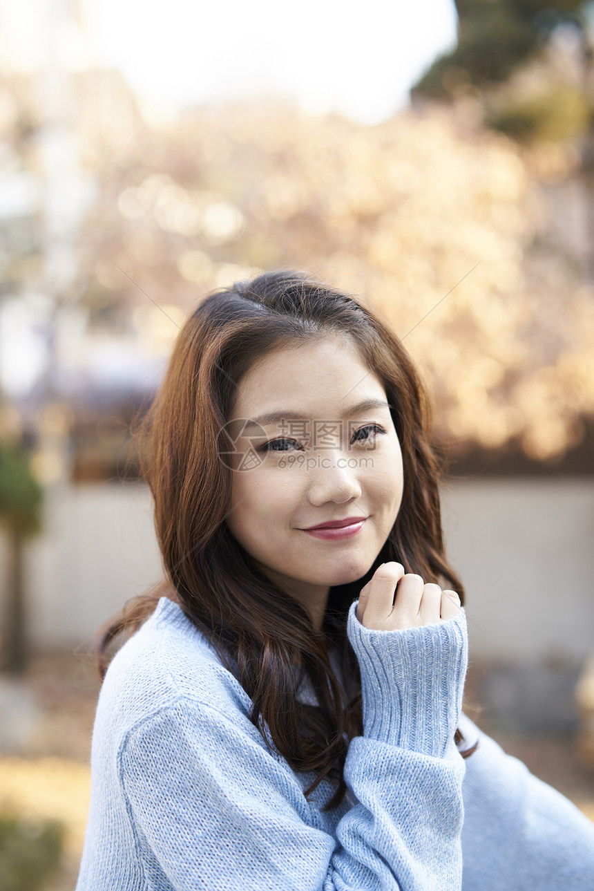 户外的愉快年轻女人图片