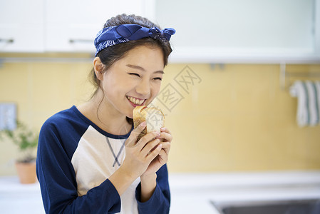 吃毒蛇欢乐的生活年轻女韩国人图片