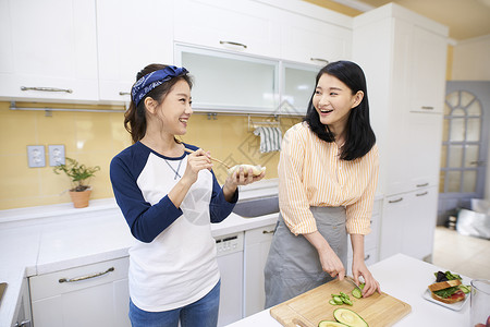 上身头巾烹饪室友合租屋年轻女子韩国人图片