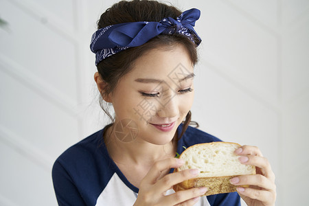 欢乐的判断食物生活年轻女韩国人图片
