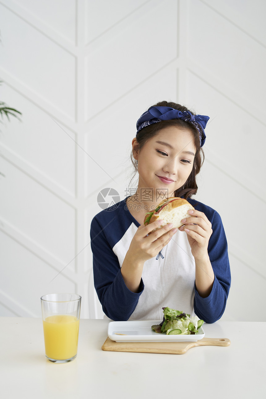 神谕面包桌子生活年轻女韩国人图片