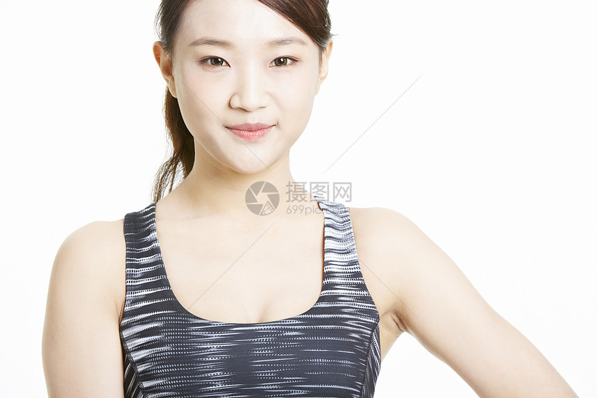 年轻女子穿着运动背心图片